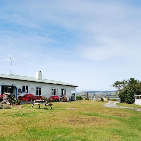 Surat Bay Lodge By The Sea/Backpackers Hostel Owaka Extérieur photo