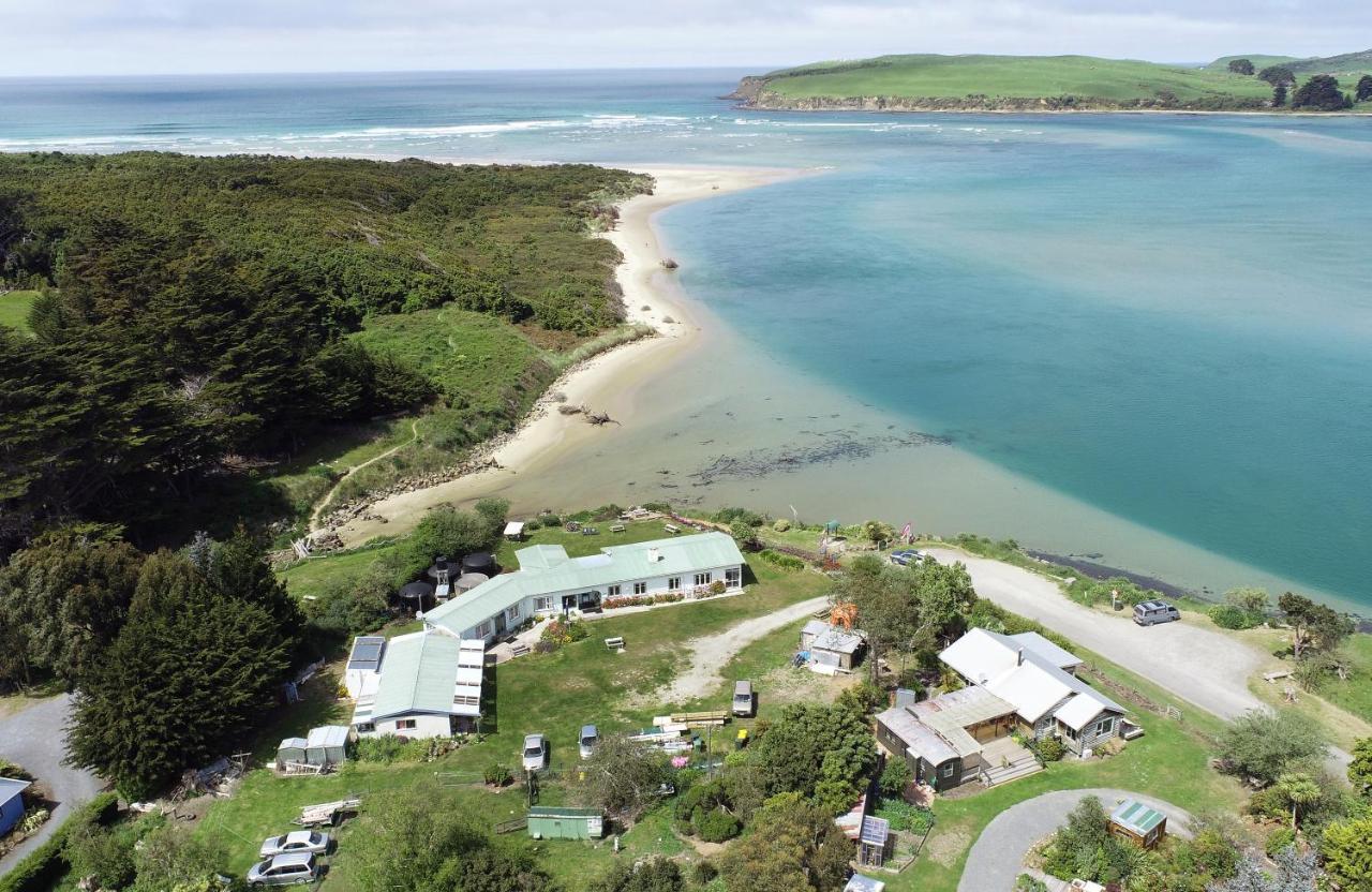 Surat Bay Lodge By The Sea/Backpackers Hostel Owaka Extérieur photo