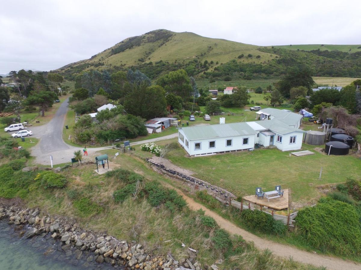 Surat Bay Lodge By The Sea/Backpackers Hostel Owaka Extérieur photo