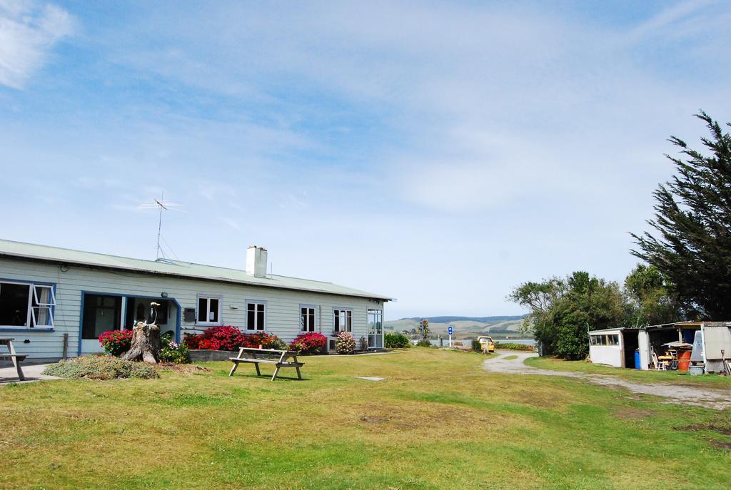 Surat Bay Lodge By The Sea/Backpackers Hostel Owaka Extérieur photo